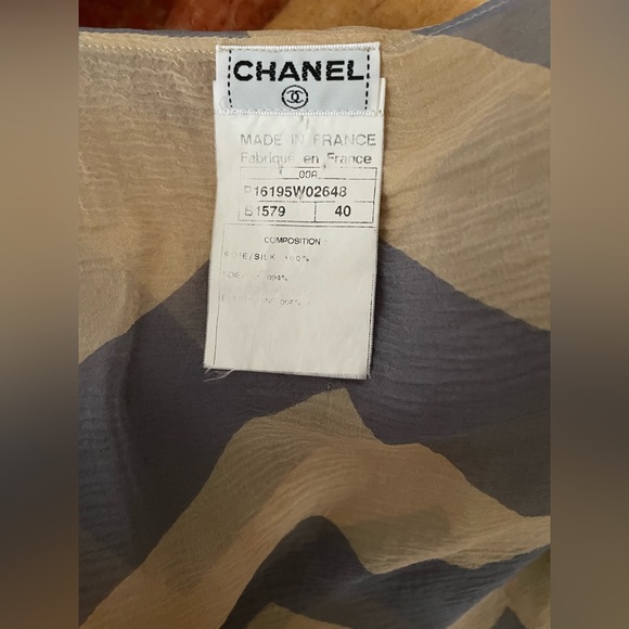 CHANEL
chevron print silk cape style blouse size M
Made in France - Picture 10 of 16